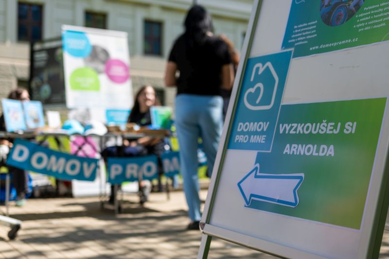 pohled na informační ceduli a stánek Domova pro mne na Dni sociálních podniků Mendelu