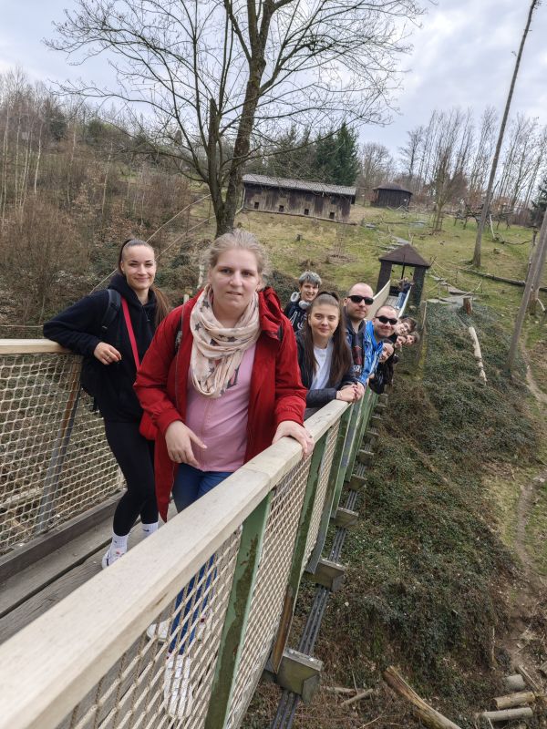 klienti a asistenti na dřevěném mostu v jednom z výběhů pro zvířata v olomoucké zoo
