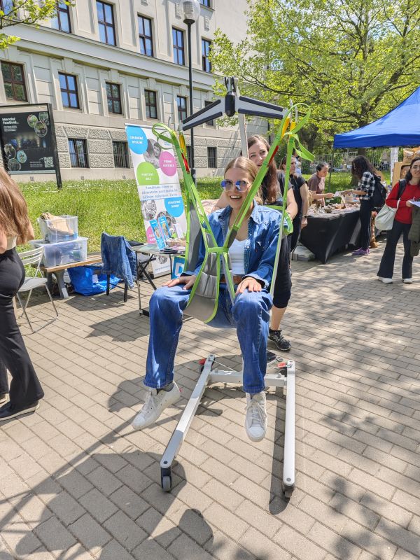 IMG_7422 Návštěvnice Dne ssociálních podniků na MENDELU si zkouší zvednutí ve zvedáku pro osoby s handicapem