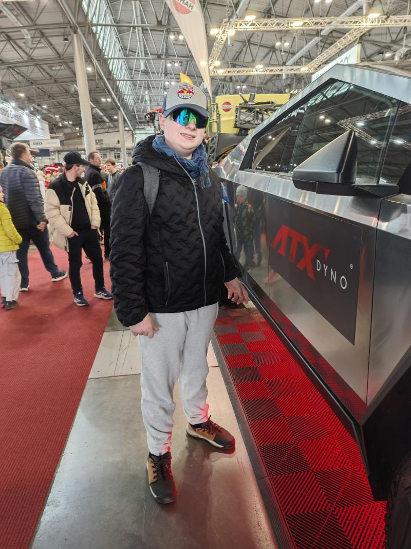 klient u auta na výstavě Agrishow
