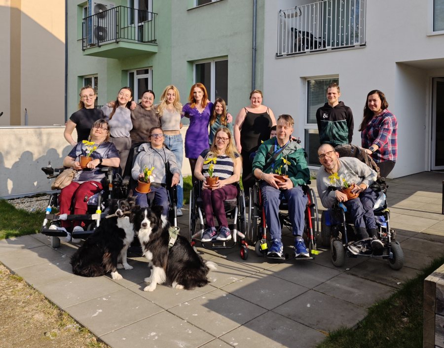 Velikonoce na chráněném bydlení - skupinová fotka účastníků na zahradě