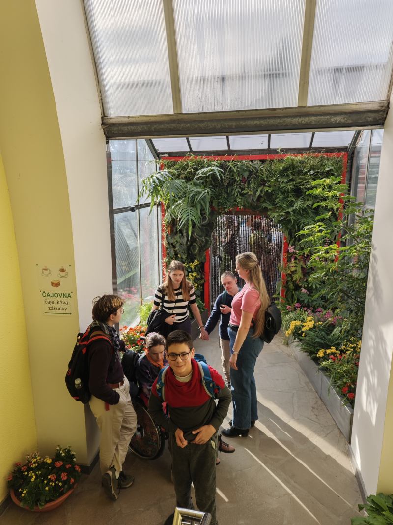 účastníci poznávacího kroužku ve skleníku na výstavě motýlů a orchidejí
