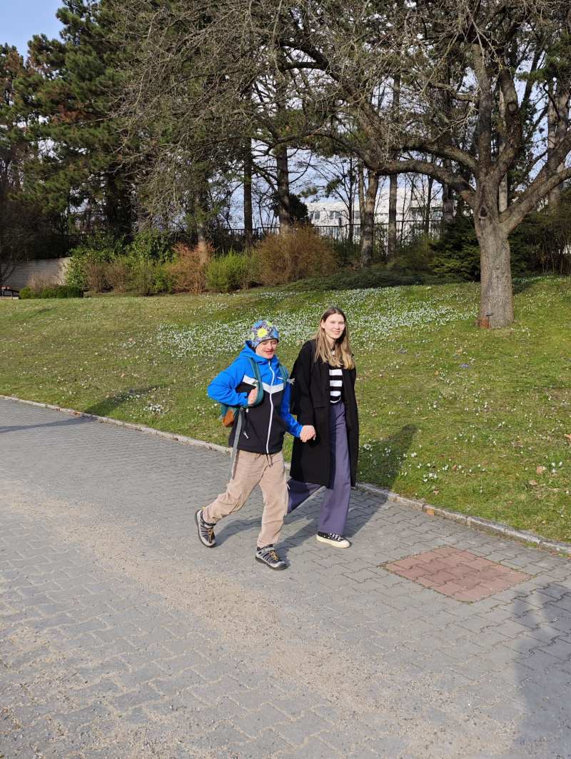 účastník poznávacího kroužku s asistentkou se prochází po arboretu MENDELU