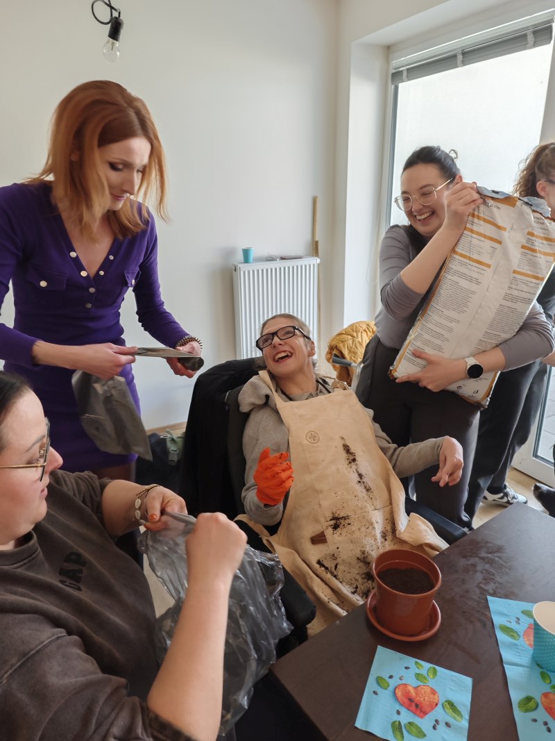 klientka a tři asistentky při společném vyrábění květináčů na Velikonoce