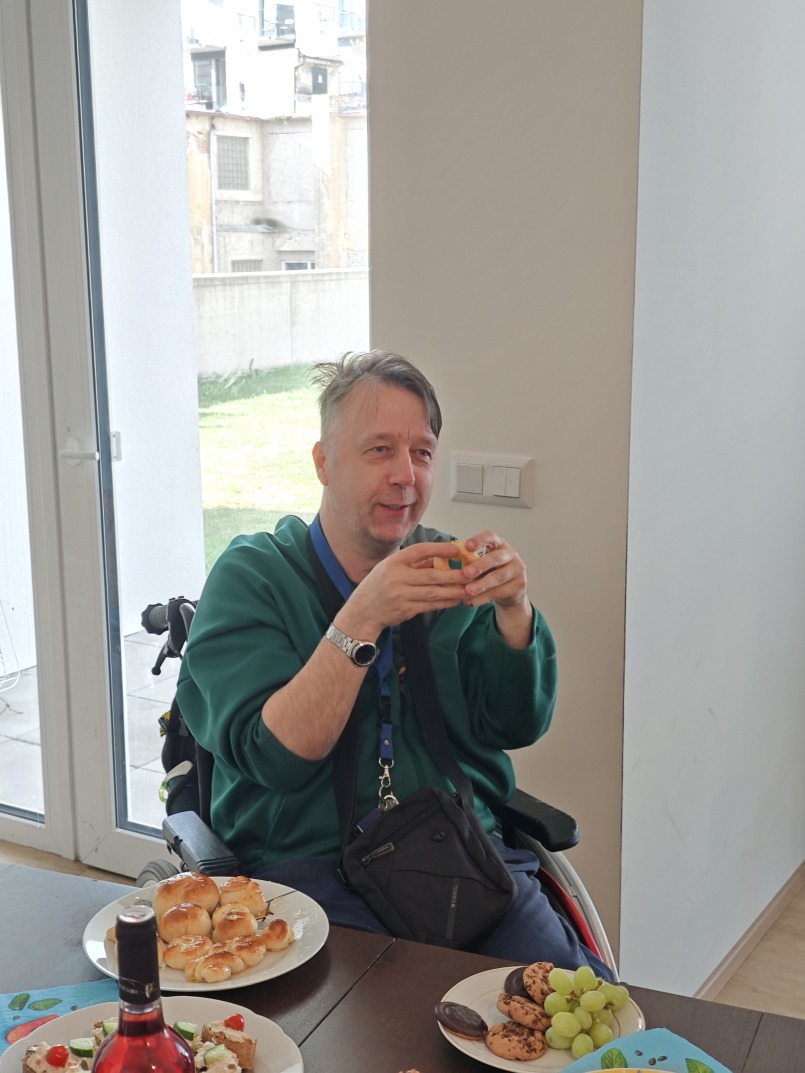 klient při společném setkání klientů chráněného bydlení a asistentů na Velikonoce