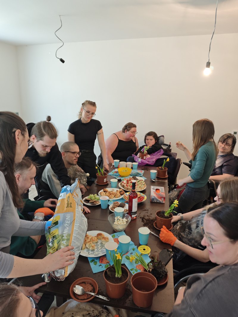 společné setkání klientů chráněného bydlení a asistentů na Velikonoce