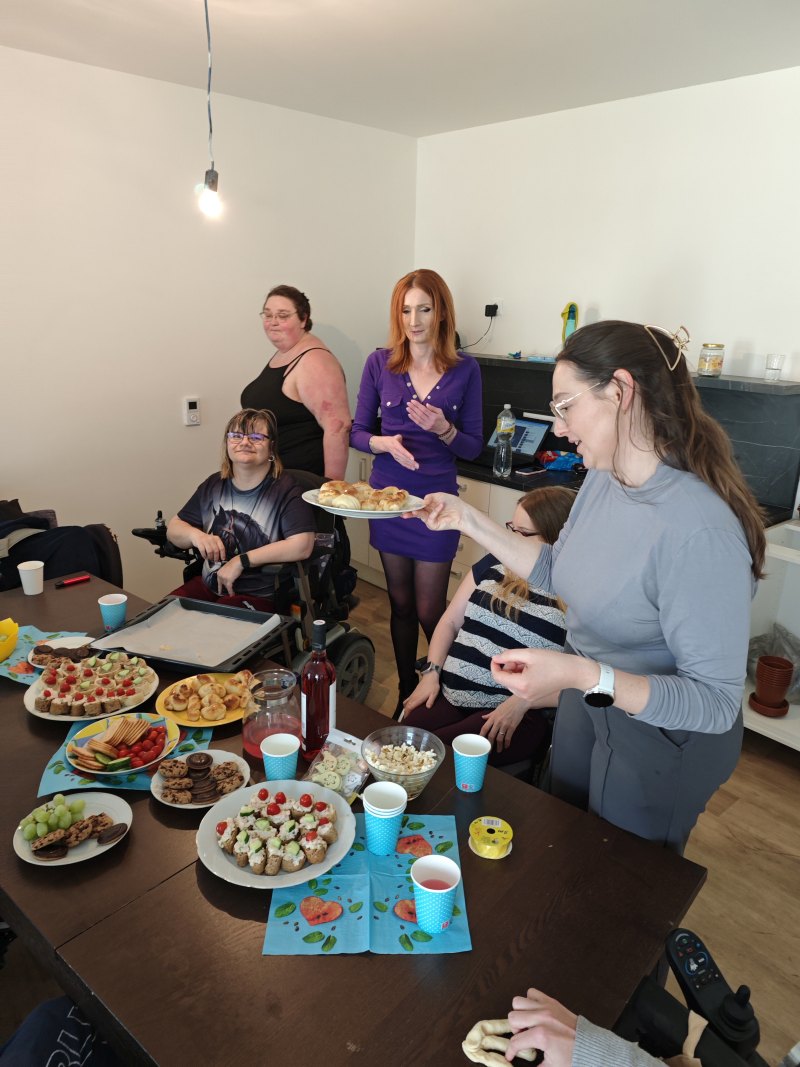 společné setkání klientů chráněného bydlení a asistentů na Velikonoce