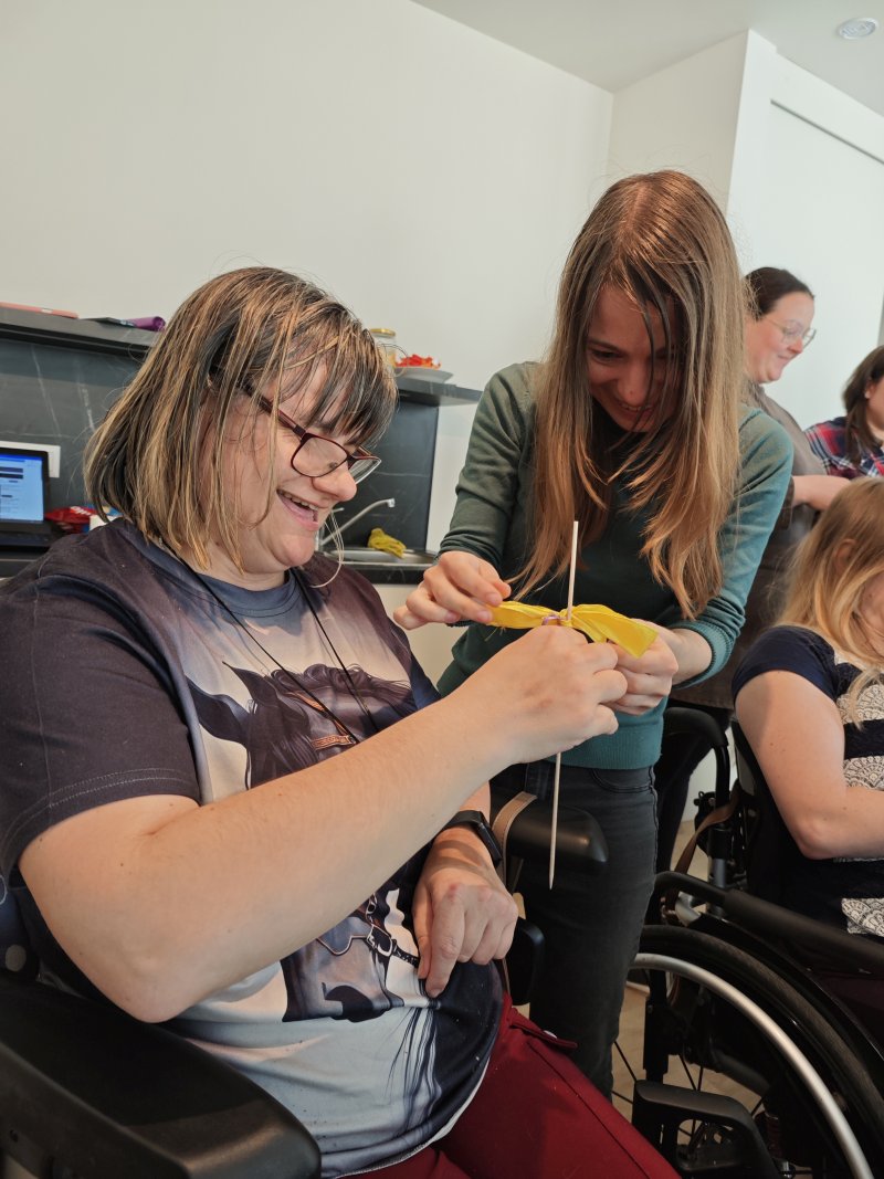 klientka s asistentkou tvoří květináč na Velikonoce