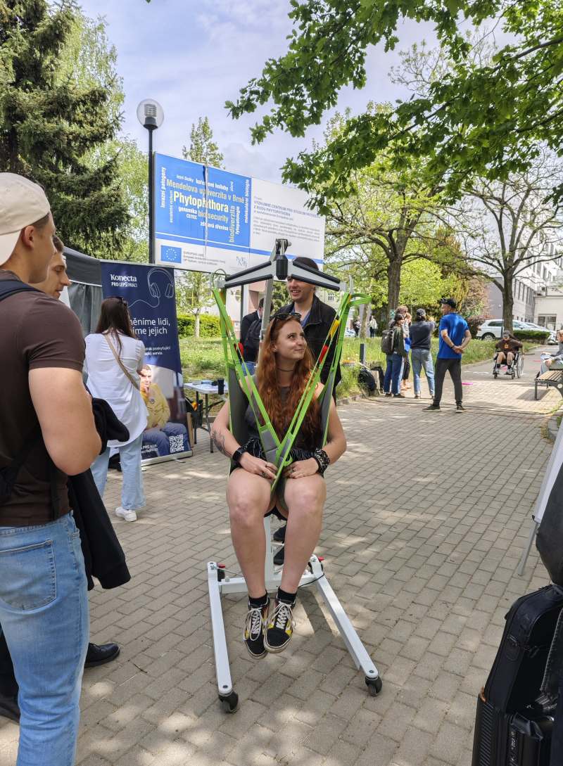 studentka MENDELU si zkouší zvedák na Dni sociálních podniků