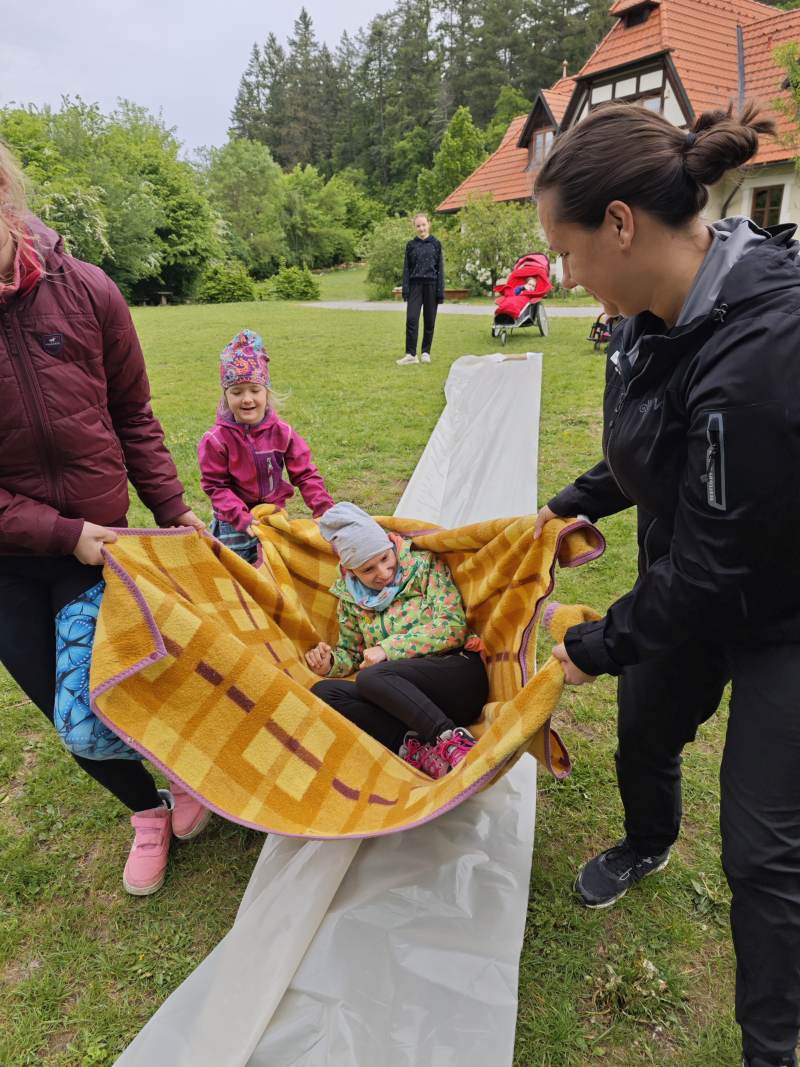 účastníci a asistenti při jedné ze soutěží na Lipce na víkendovce