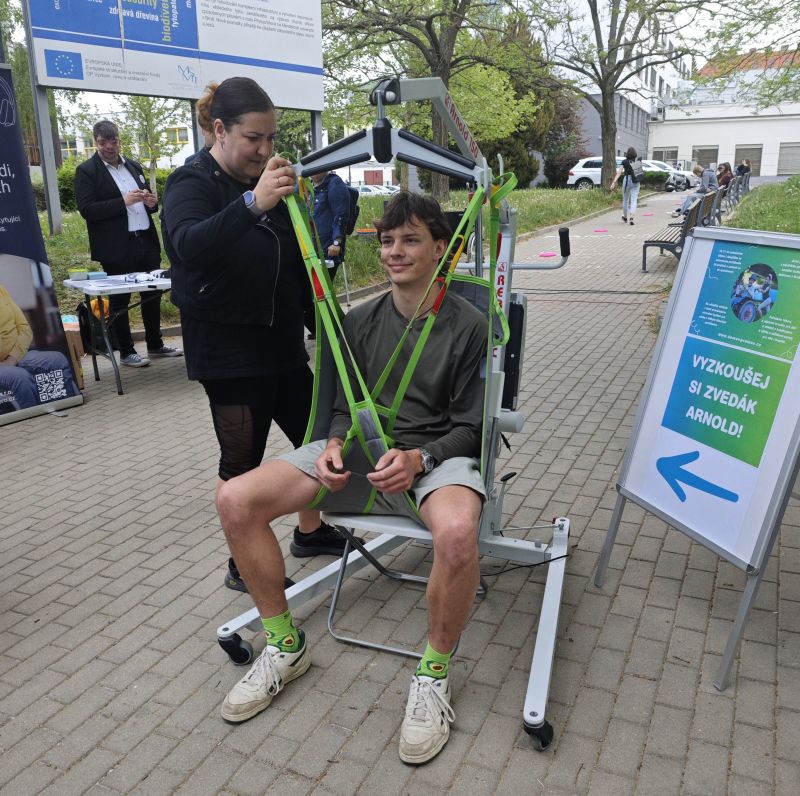 student MENDELU si zkouší zvedák na Dni sociálních podniků