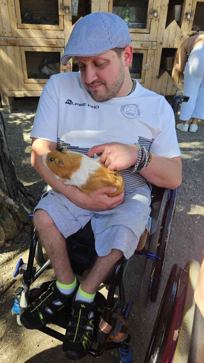 účastník s morčetem z minizoo v ekocentru Trkmanka