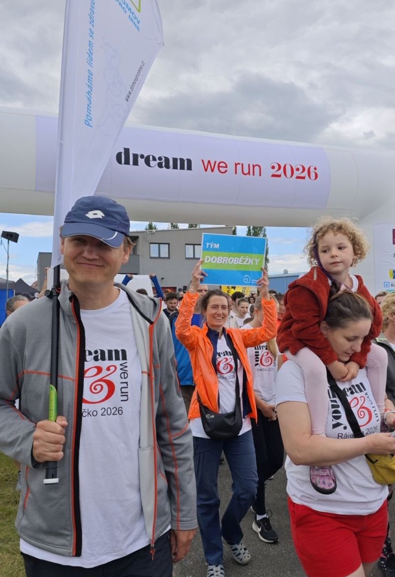 tým Domova pro mne při závěrečném kole běhu You Dream We Run