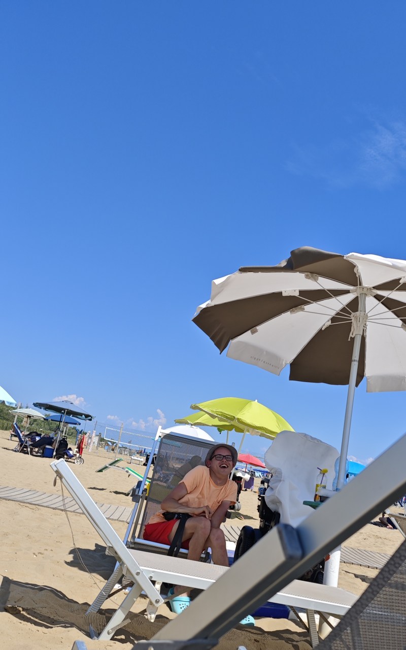 bibione web 1 klient pod slunečníkem na pláži v Bibione