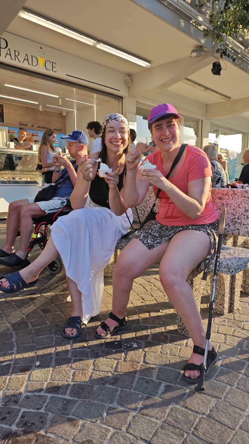 klientka a asistentka na zmrzlině v Bibione