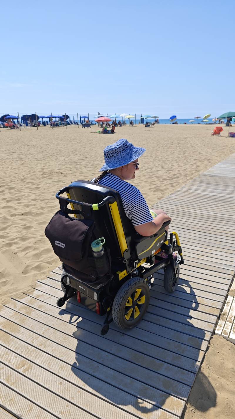 bibione web 3 klientka na vozíku na pláži v Bibione