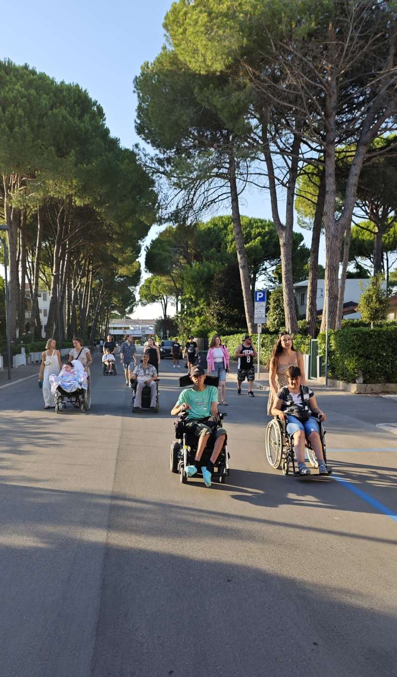 klienti při vycházce na ulicích Bibione