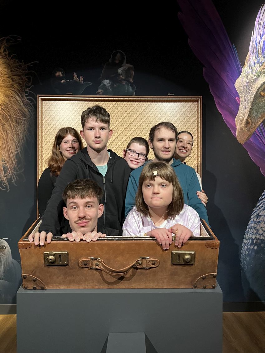 společná fotka účastníků v kouzelném kufru na výstavě Harry Potter