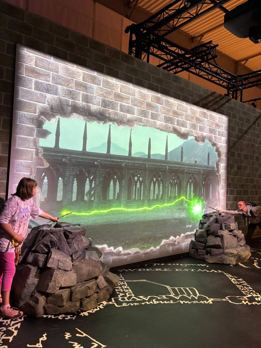 dva klienti při kouzelnickém souboji hůlkami na výstavě Harry Potter