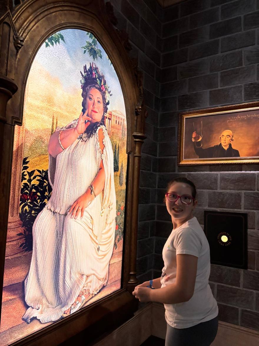 účastnice u portrétu Buclaté dámy na výstavě Harry Potter