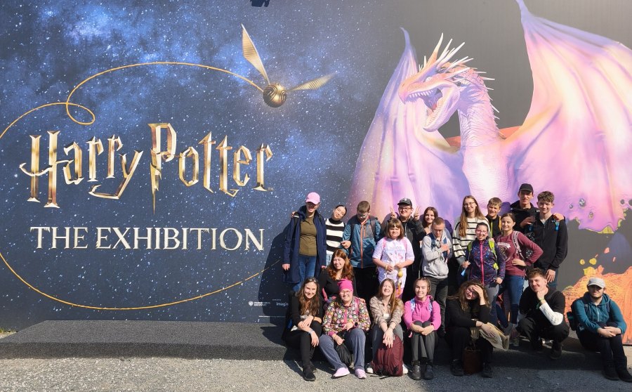 skupinová fotografie všech účastníků výletu na výstavu Harry Potter