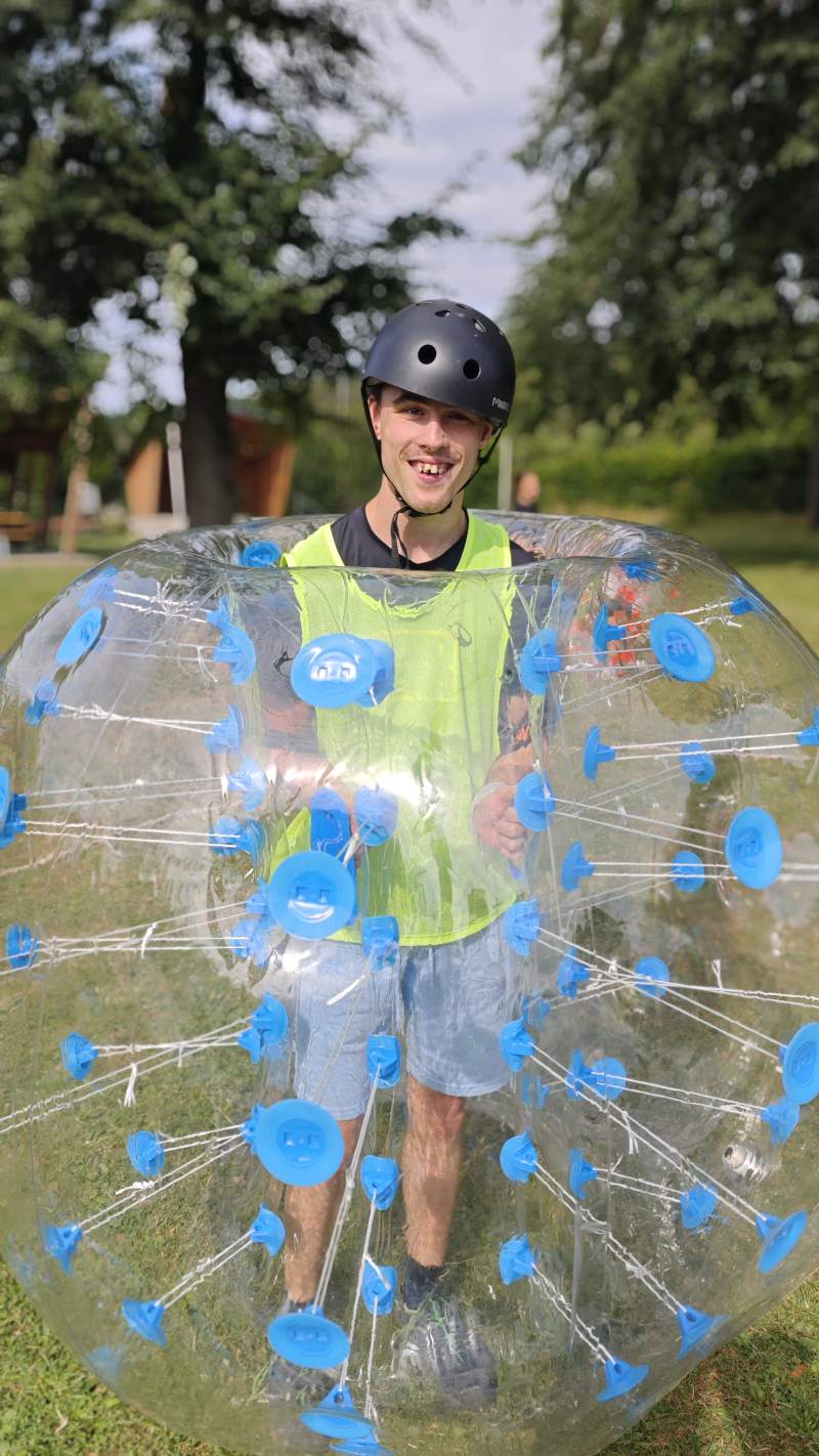 účastník tábora v zorba kouli na táboře v Hostětíně