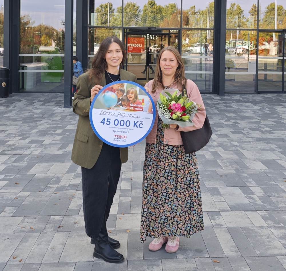 fundraiserky před obchodním centrem s šekem z projektu Tesco Správný start